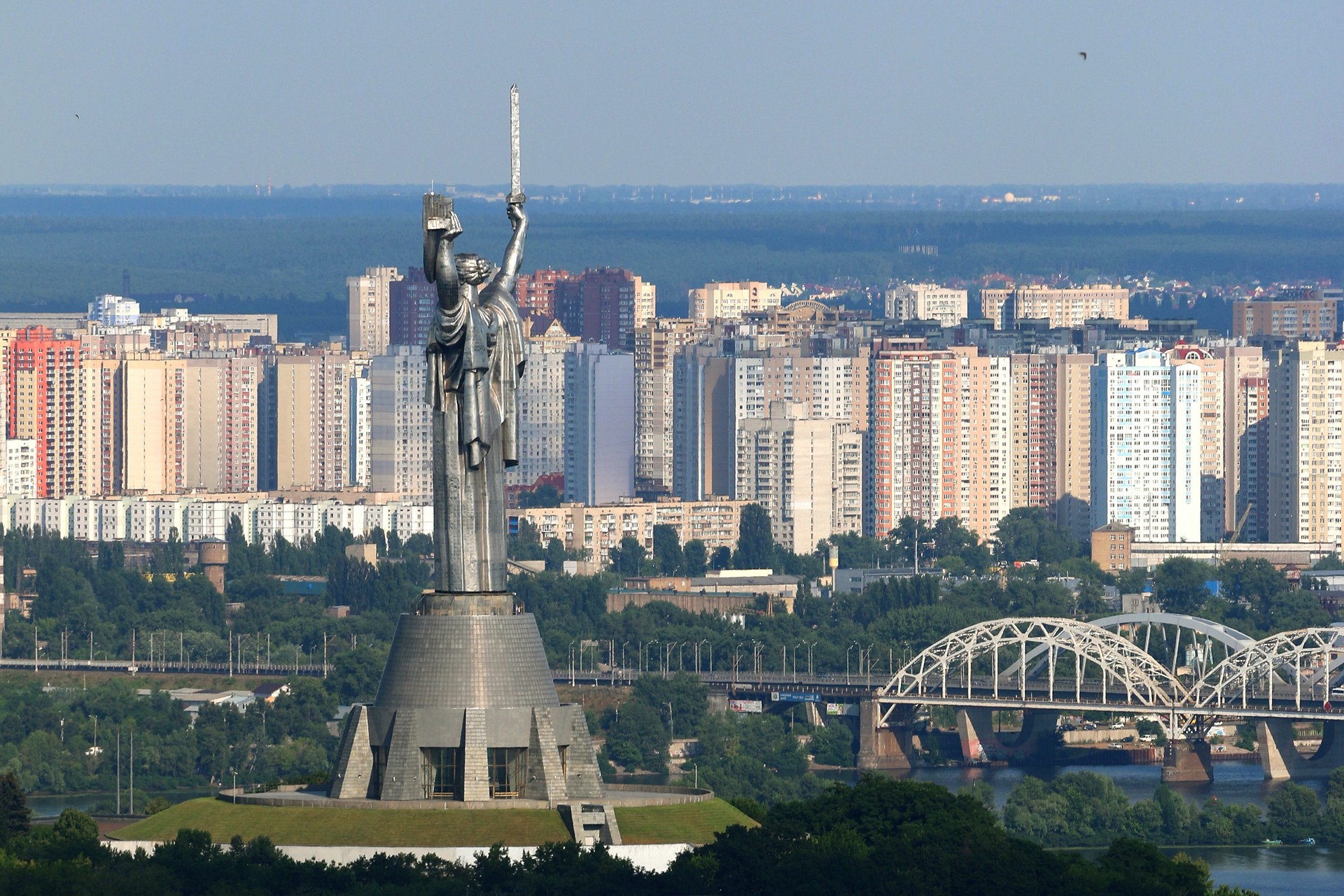 На монументе «Родина-мать» в Киеве начался демонтаж советского герба