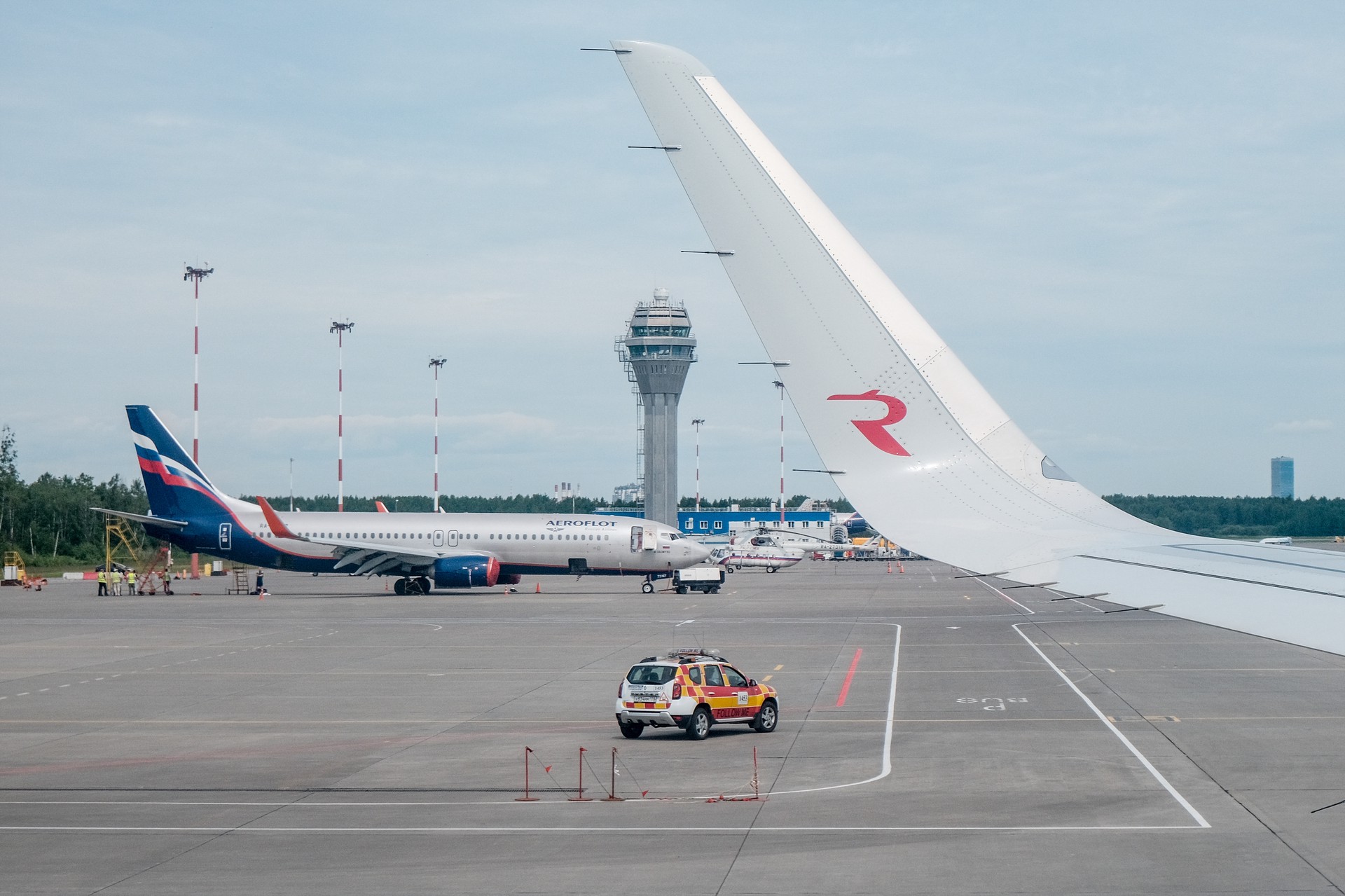 Пассажирский Boeing 737-800 совершил вынужденную посадку в Новосибирске из-за неисправности двигателя