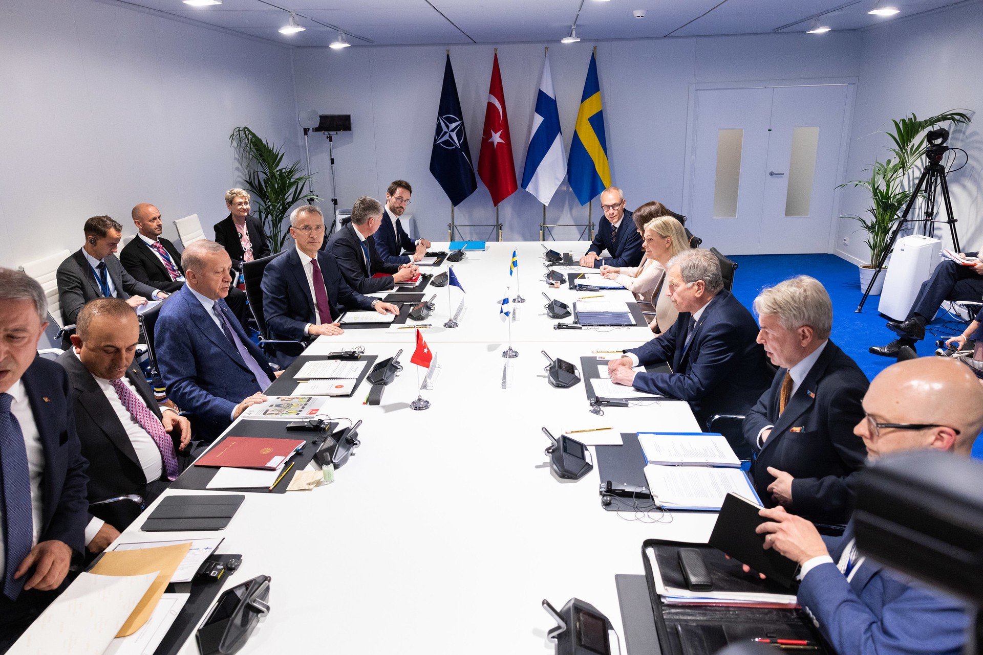 Турция пригрозила заморозить вступление Швеции и Финляндии в НАТО
