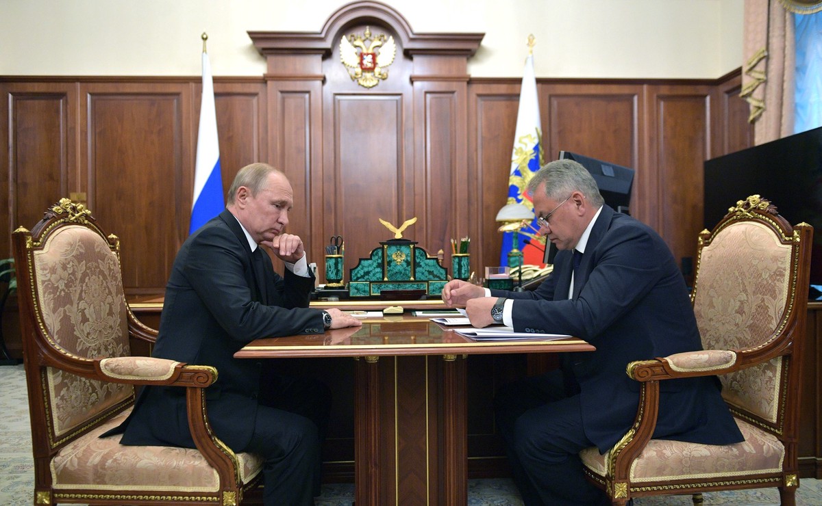 Шойгу находится в Кремле на встрече Путина с военными