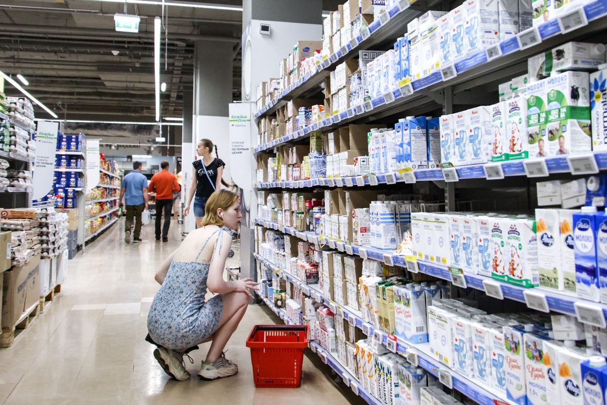 Инфекционист заявил, что продукты во вздутой упаковке нужно сразу выкидывать 