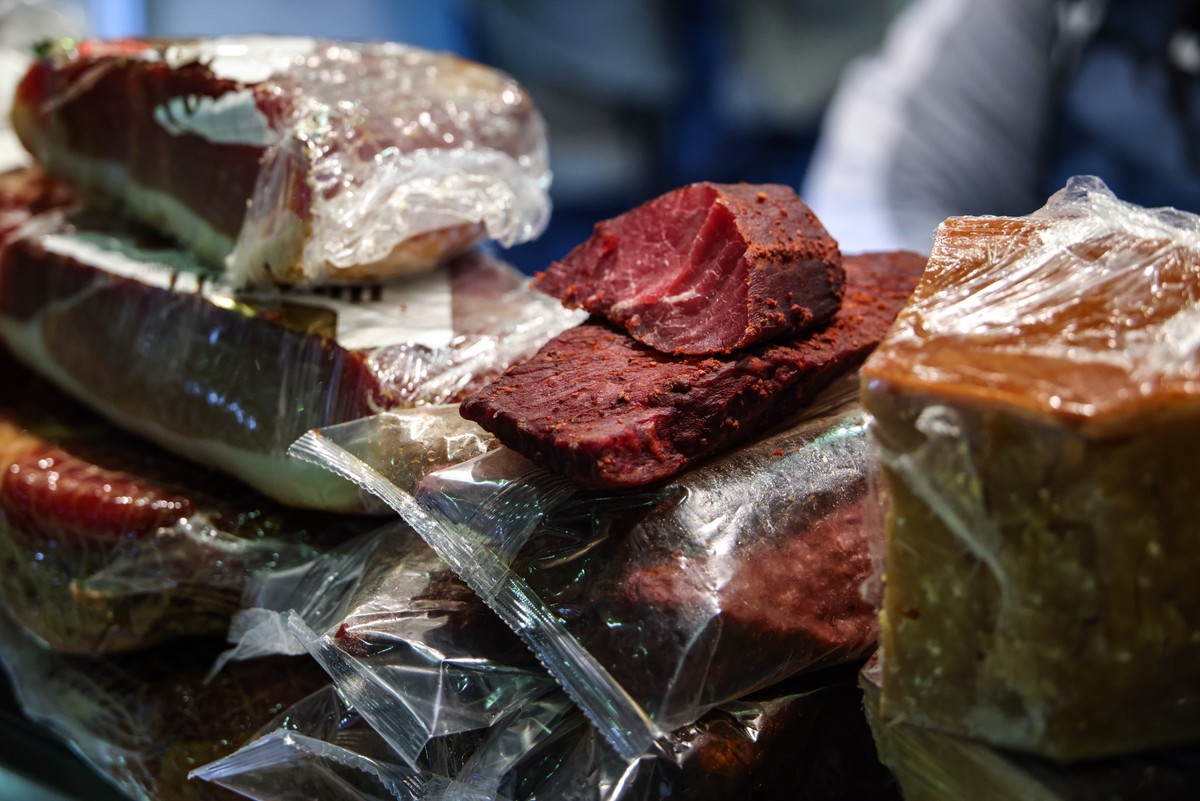Врач рассказал, как распознать санитарно непроверенное мясо