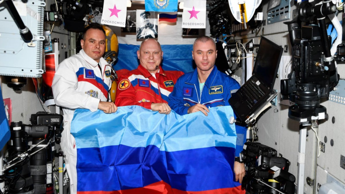 В НАСА недовольны фотографией российских космонавтов на МКС с флагом ЛНР