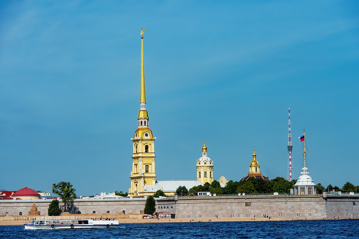 Руферы ночью забрались на шпиль Петропавловской крепости