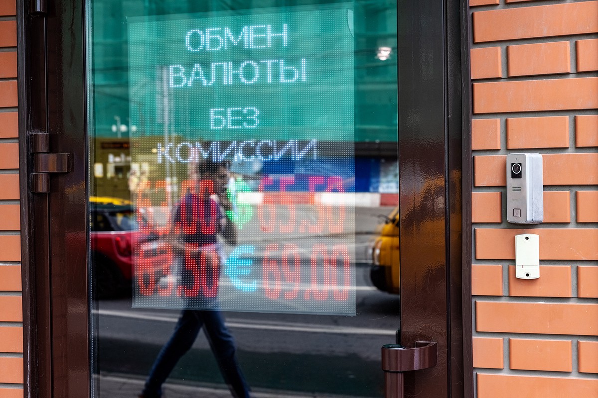 Эксперт: Рост курса евро связан со спросом у населения и параллельным импортом