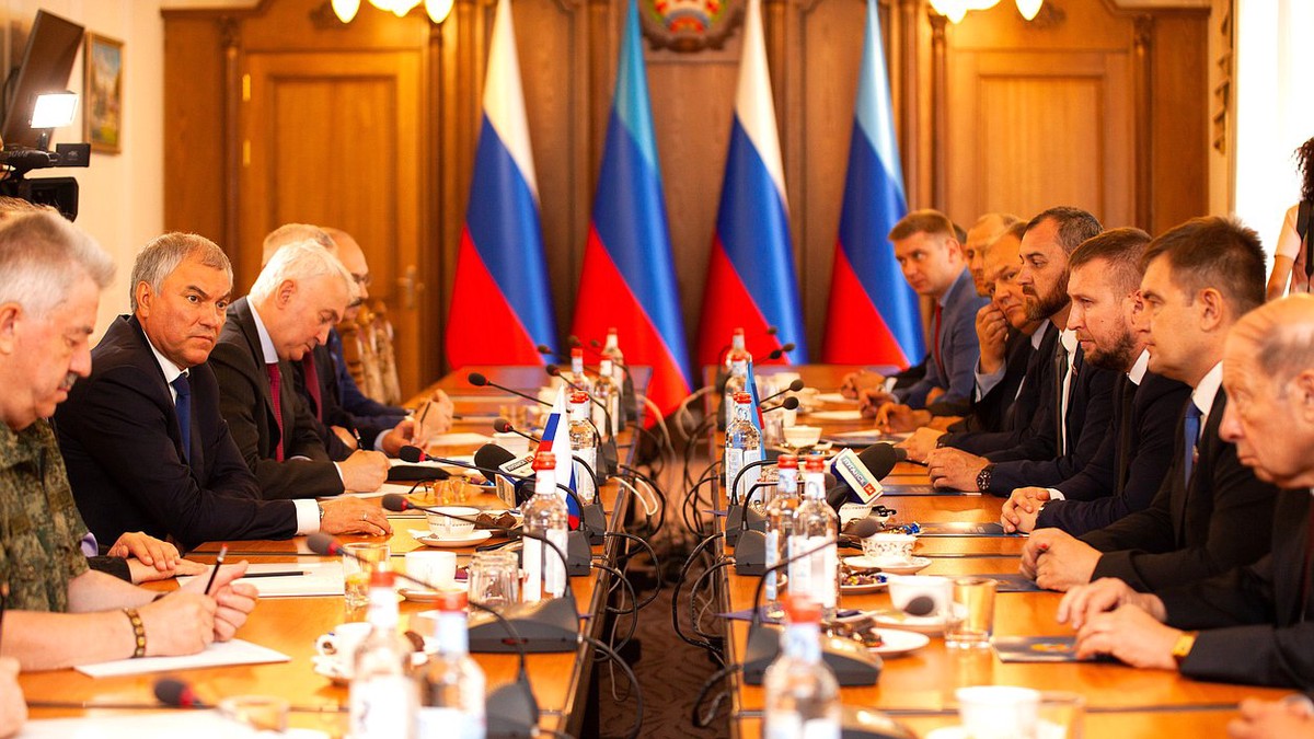 Депутаты Госдумы во главе с Володиным посетили ЛНР