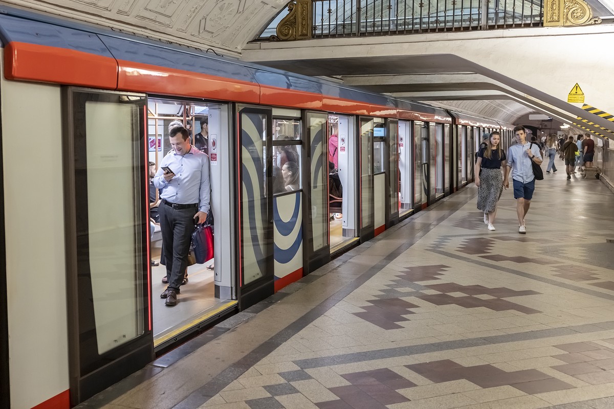 Мужчина упал на рельсы и умер в московском метро
