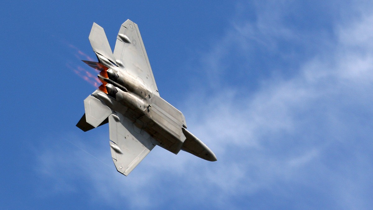 США перебросили в Японию группу истребителей F-22
