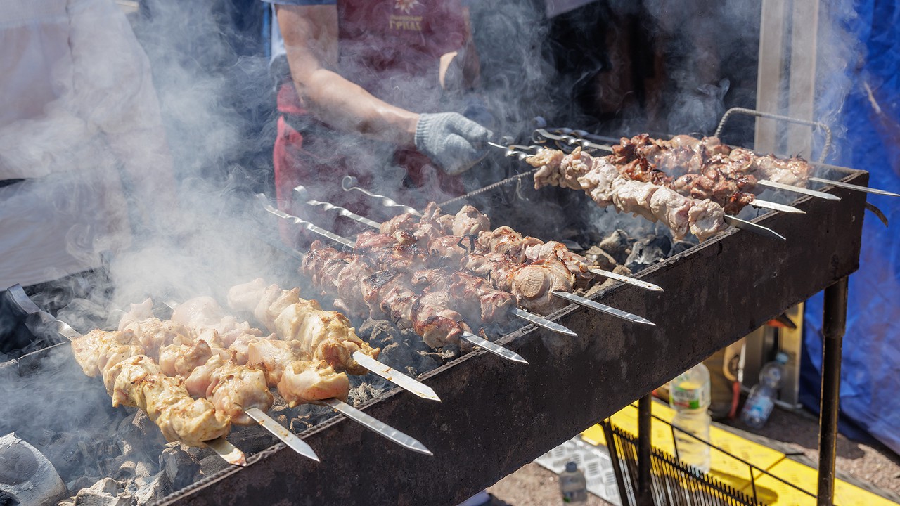 Жизнь без сала: врачи рассказали, кому стоит отказаться от мяса