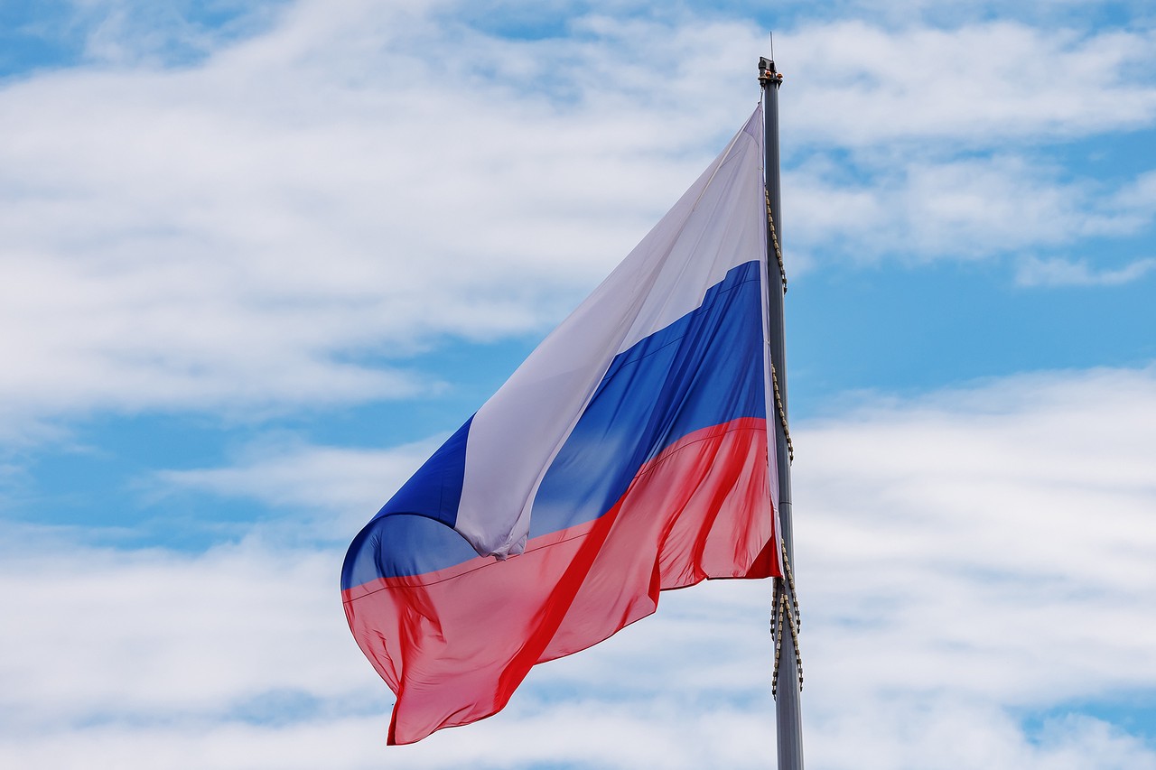 От Петра I до наших дней: как менялся российский флаг и что означают его цвета
