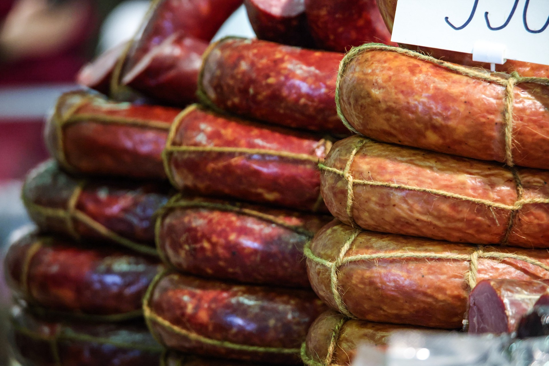 Самый опасный для здоровья вид колбасы назвал врач