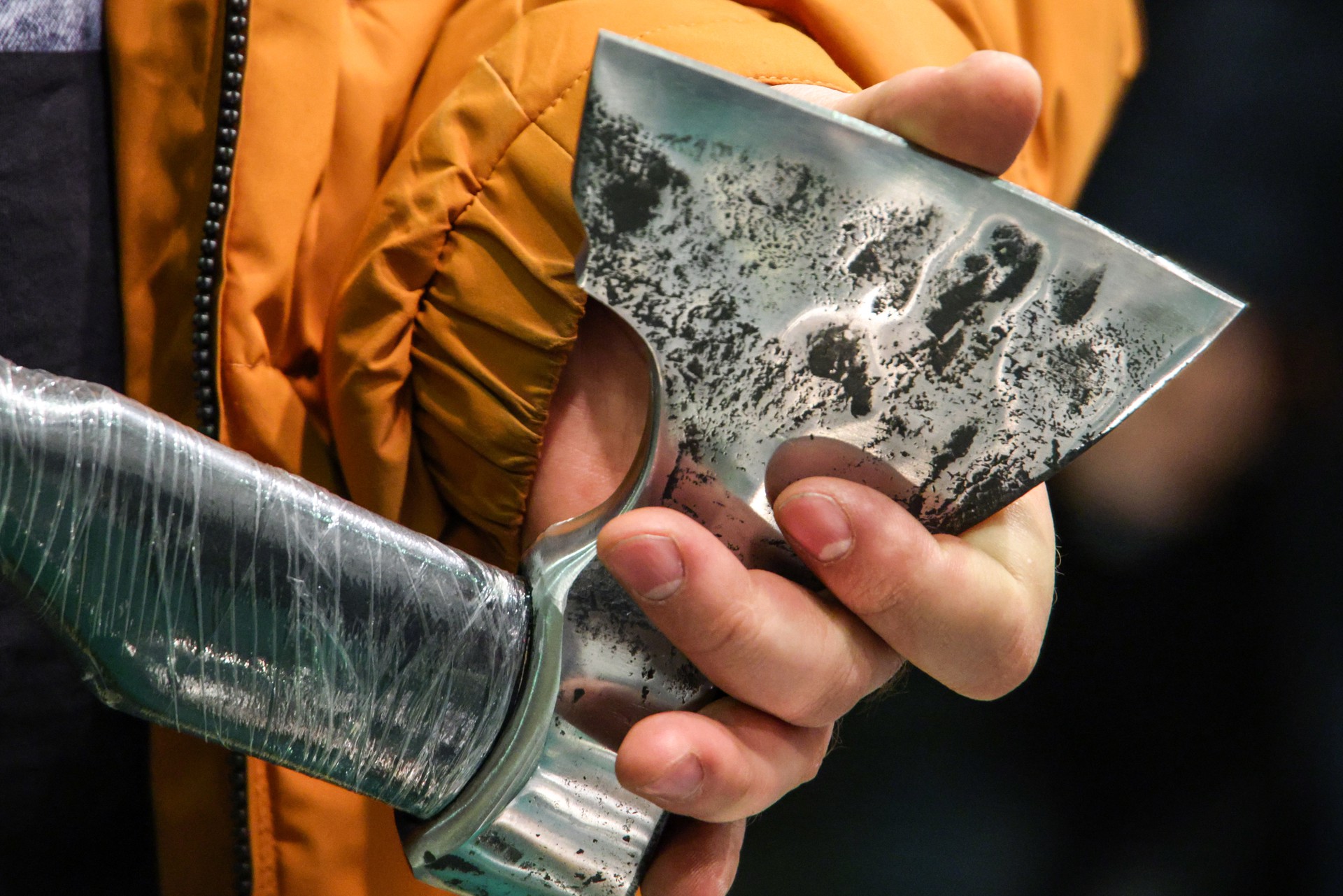 Охраннице, пустившей в школу подростка с топором, вынесли приговор