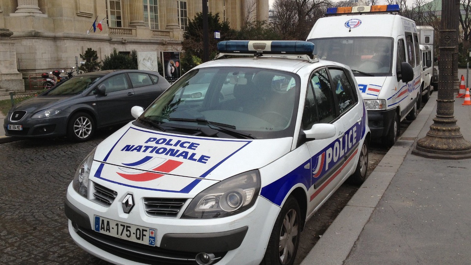 BFM TV: В Париже задержали мужчину, который заперся в посольстве Ирана с бомбой