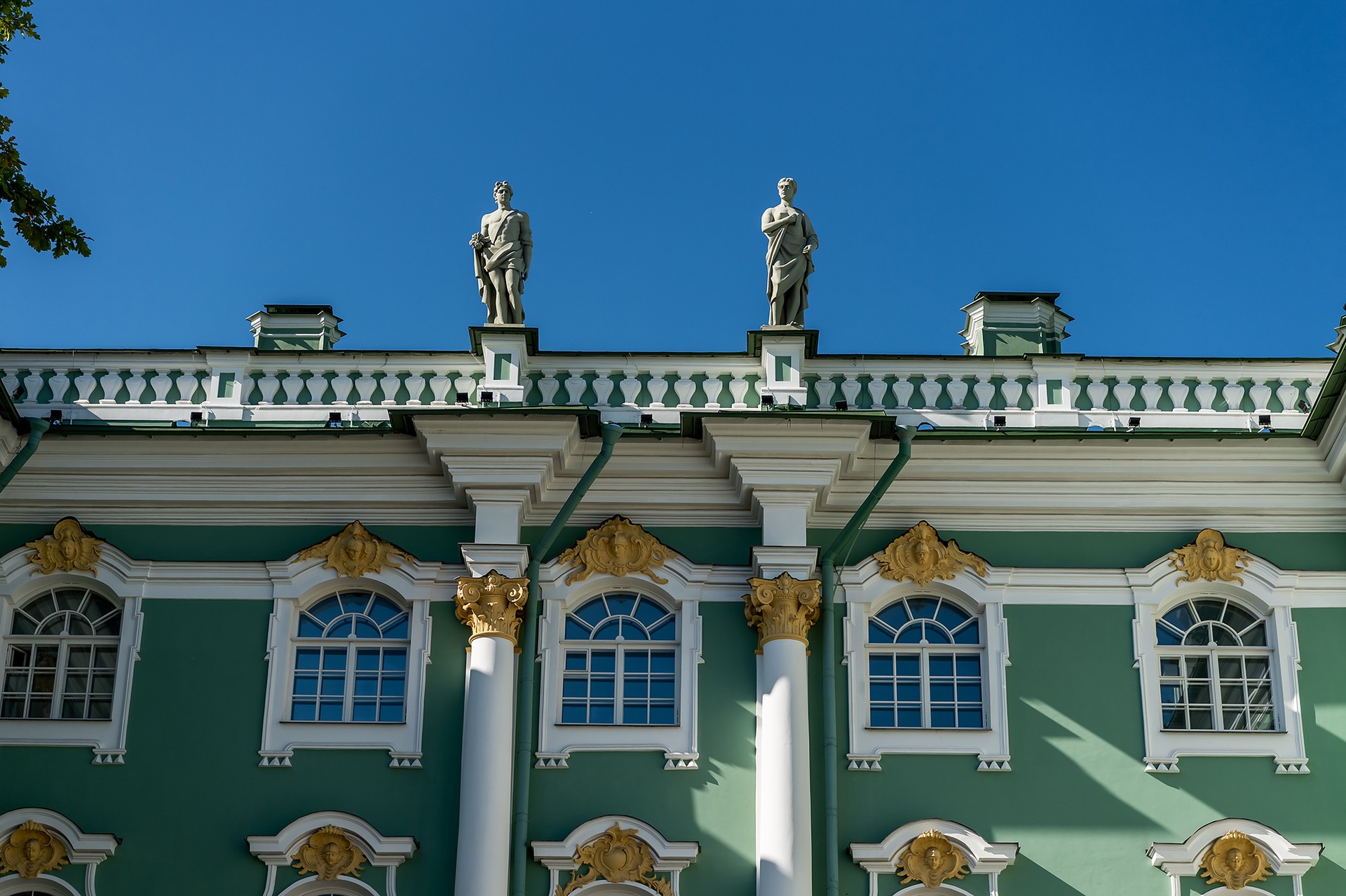Возомнивший себя императором посетитель Эрмитажа избежал СИЗО