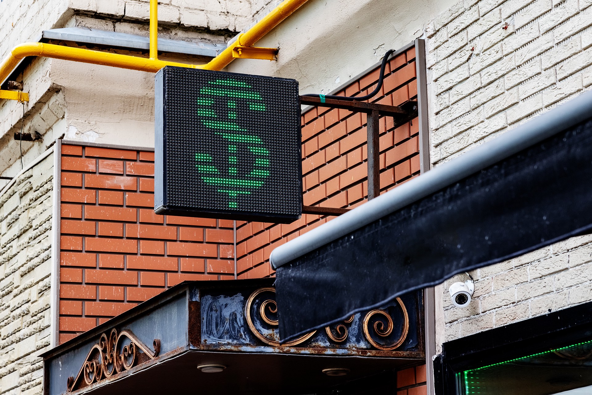 На Мосбирже курс доллара ниже 57 рублей