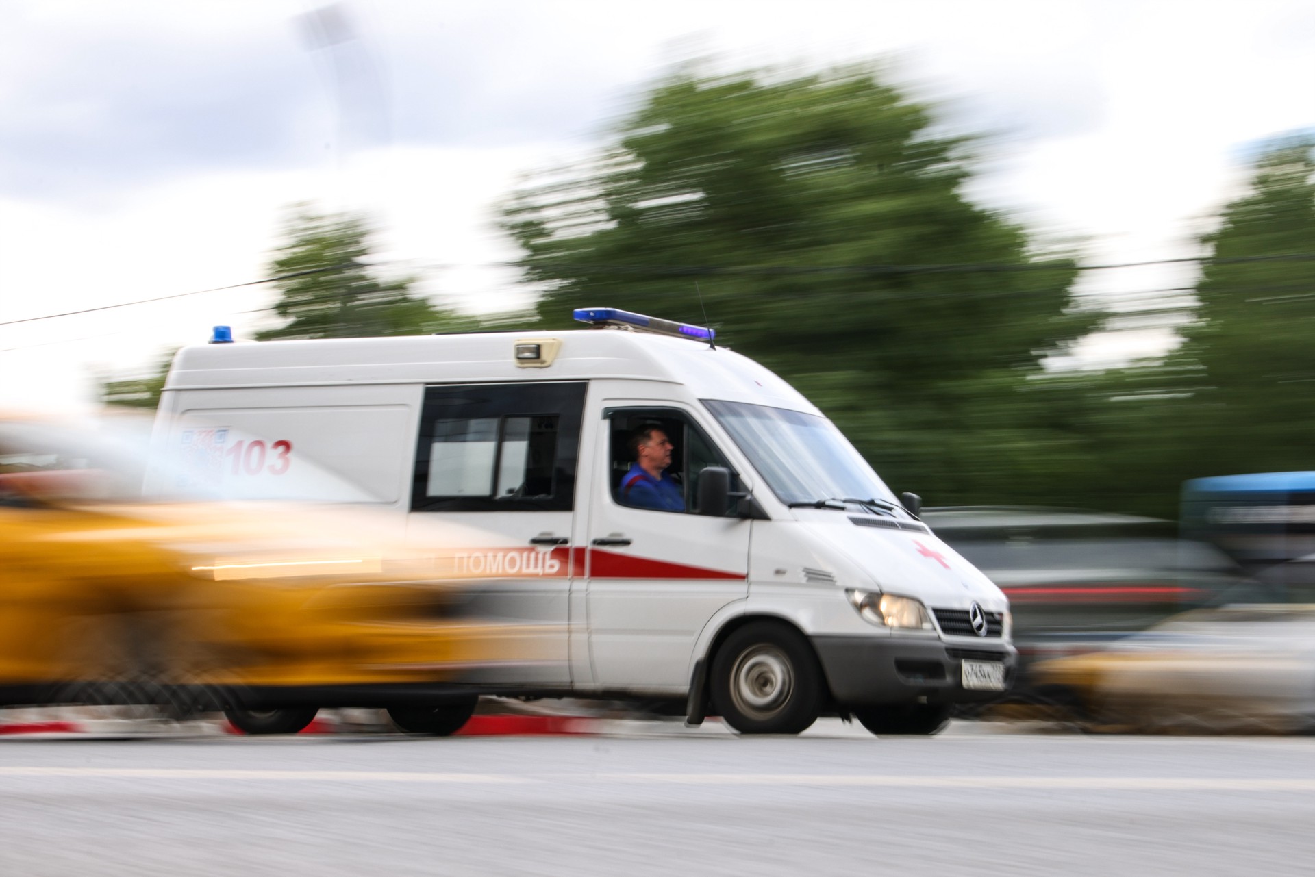 На проспекте Мира в Москве столкнулись такси и карета скорой помощи