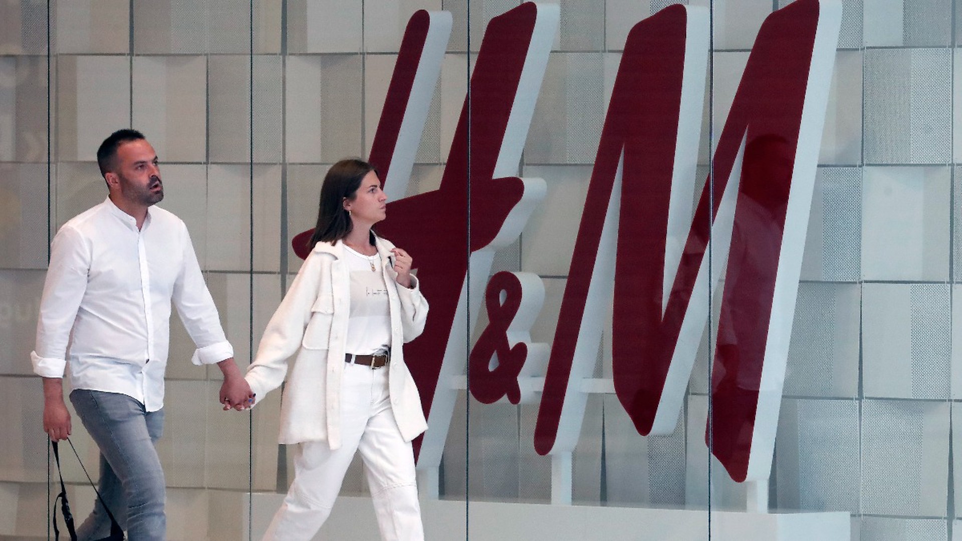 Шведский бренд H&M отменил распродажу в России