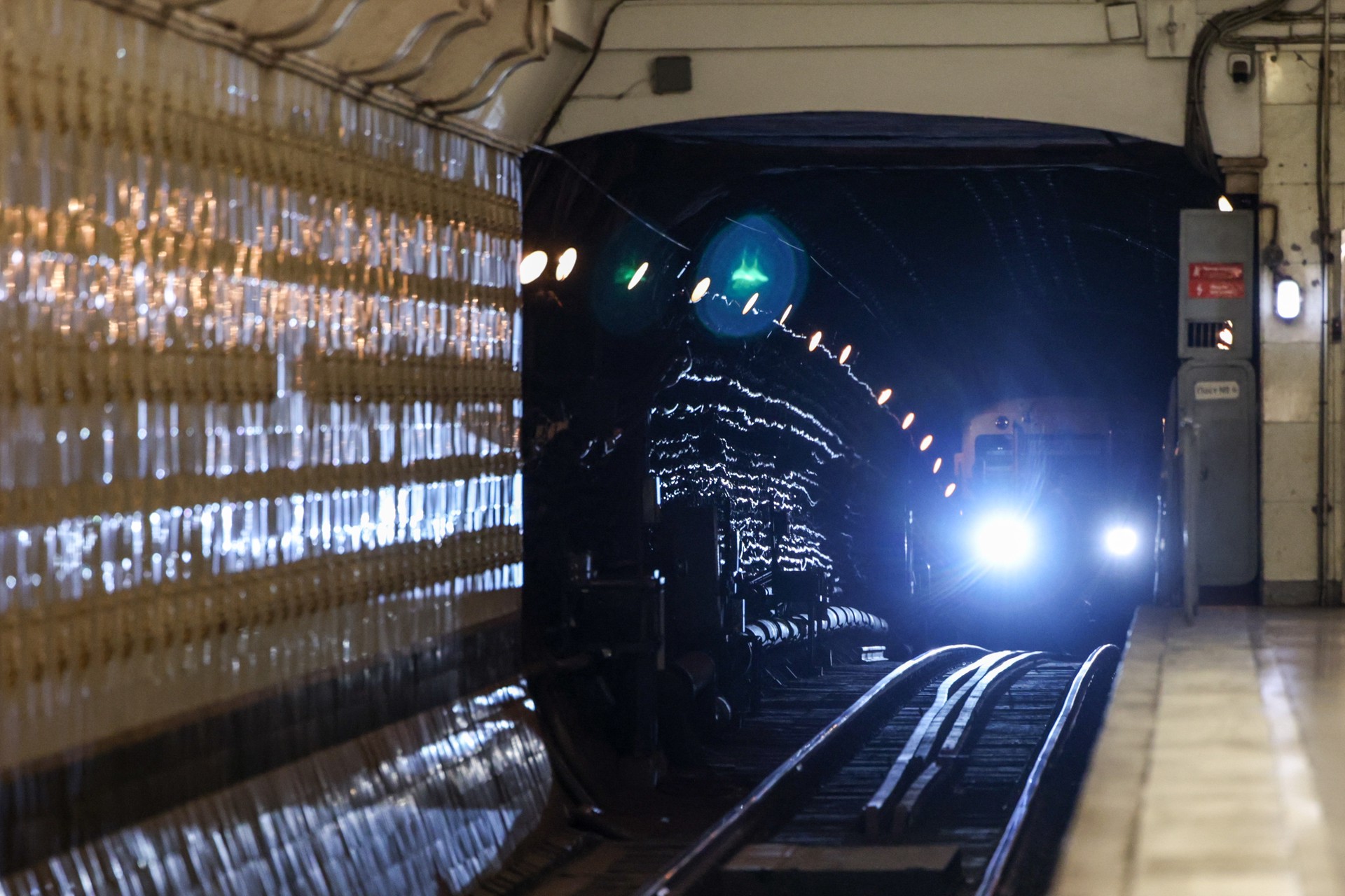 Человек на путях задержал движение поездов на Замоскворецкой линии метро