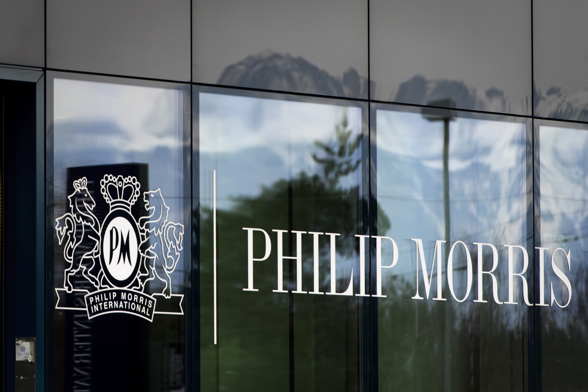 Табачная компания Philip Morris планирует покинуть российский рынок до конца года