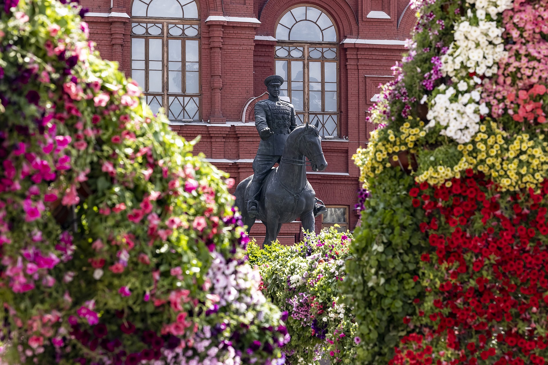 Суд арестовал женщин, написавших аббревиатуру ГУР на памятнике Жукову в Москве