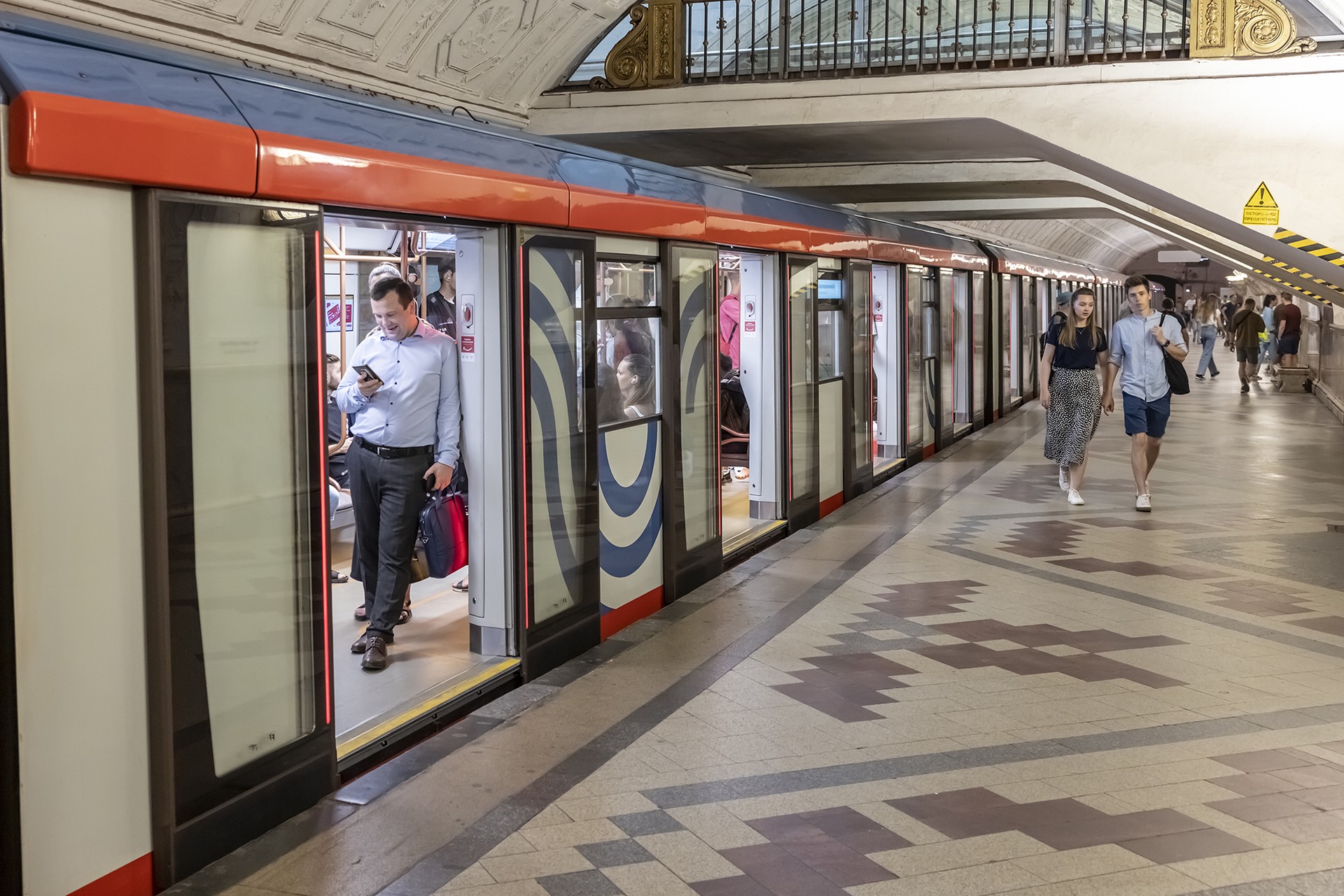 Мужчина упал на рельсы и умер в московском метро