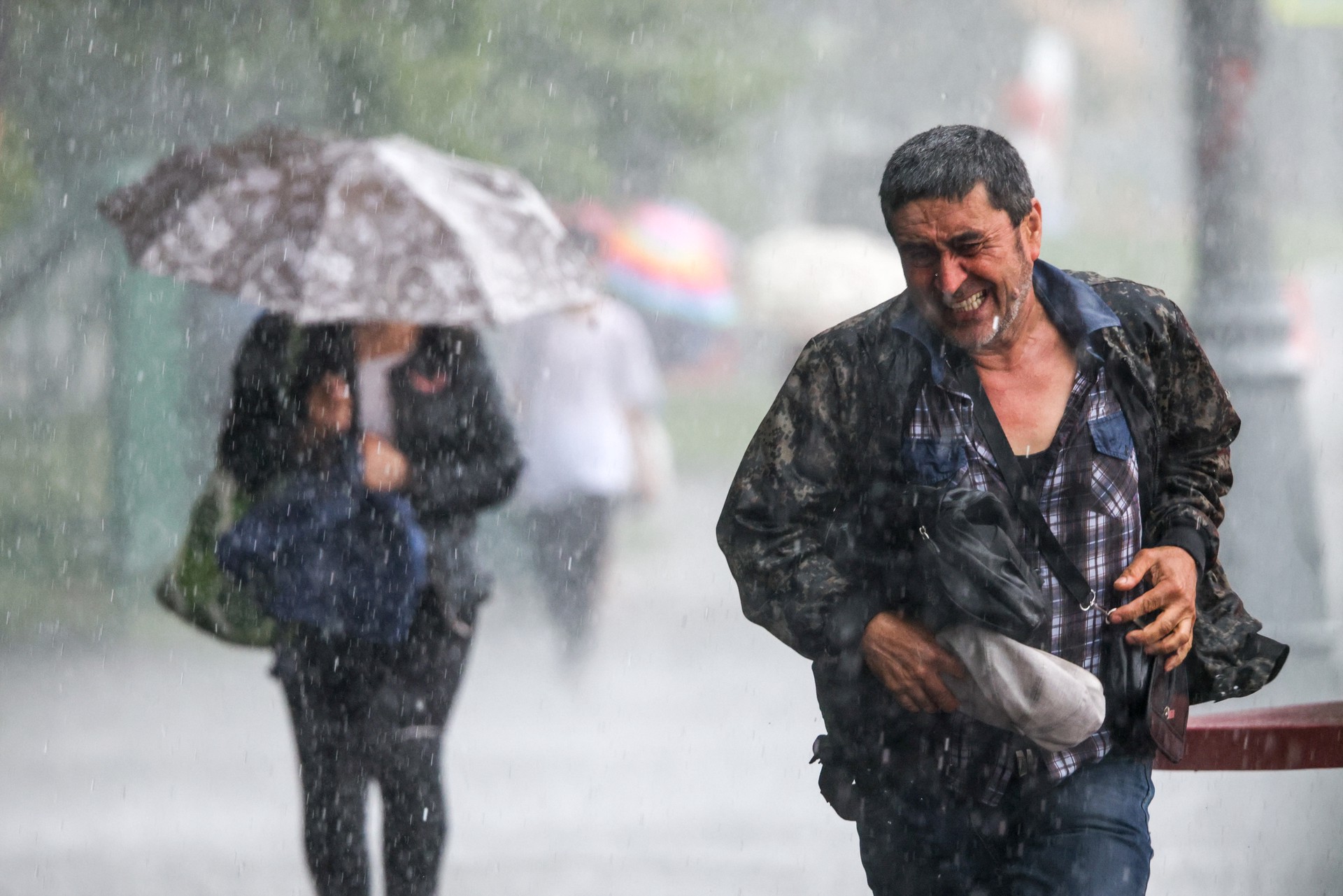 В Стамбуле человек утонул при сильном наводнении города