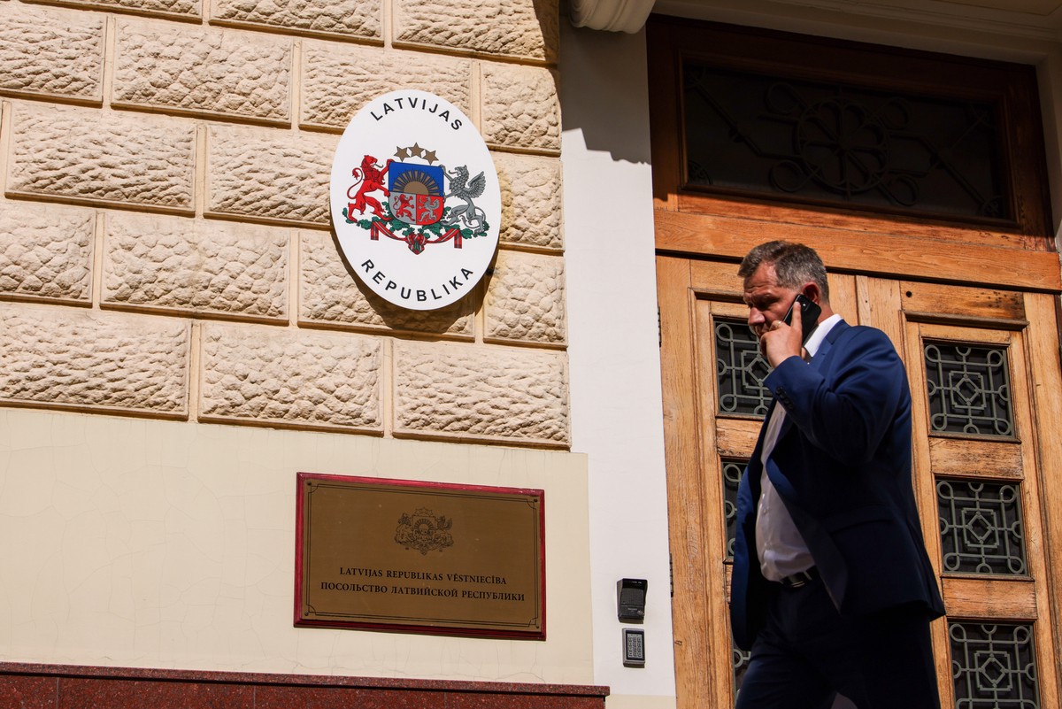 Посол РФ в Латвии: Россия подготовила ответные меры на снос памятников