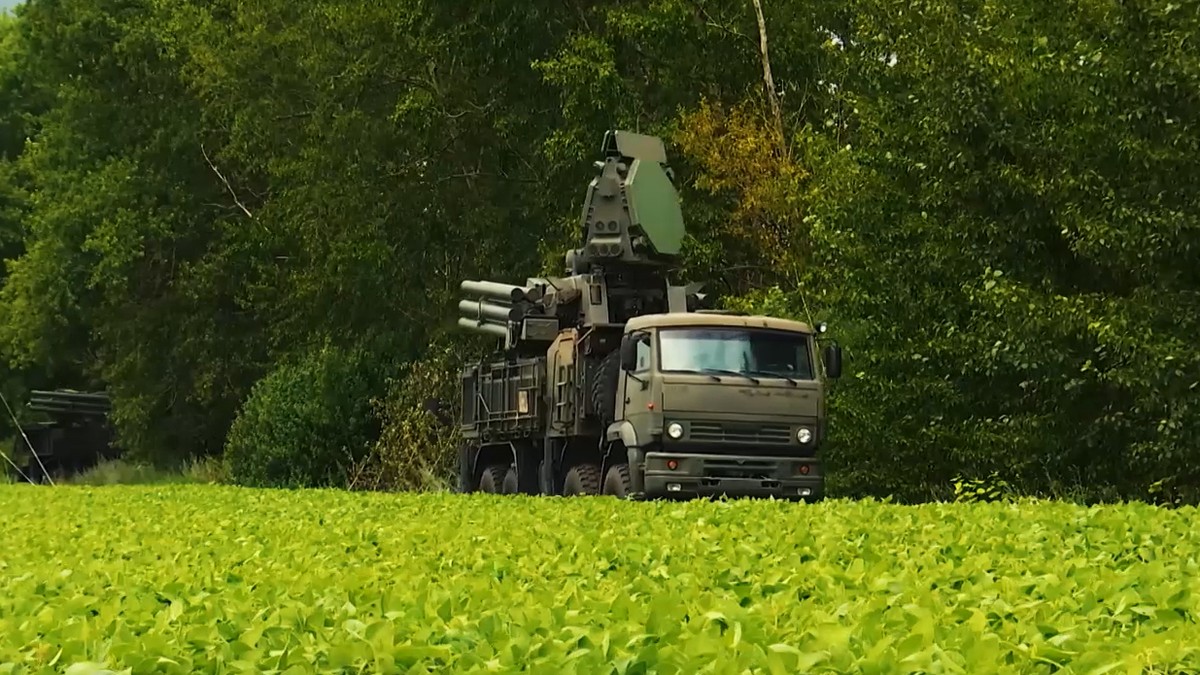 К Изюму и Купянску прибывает колонна российских «Панцирей» и С-300