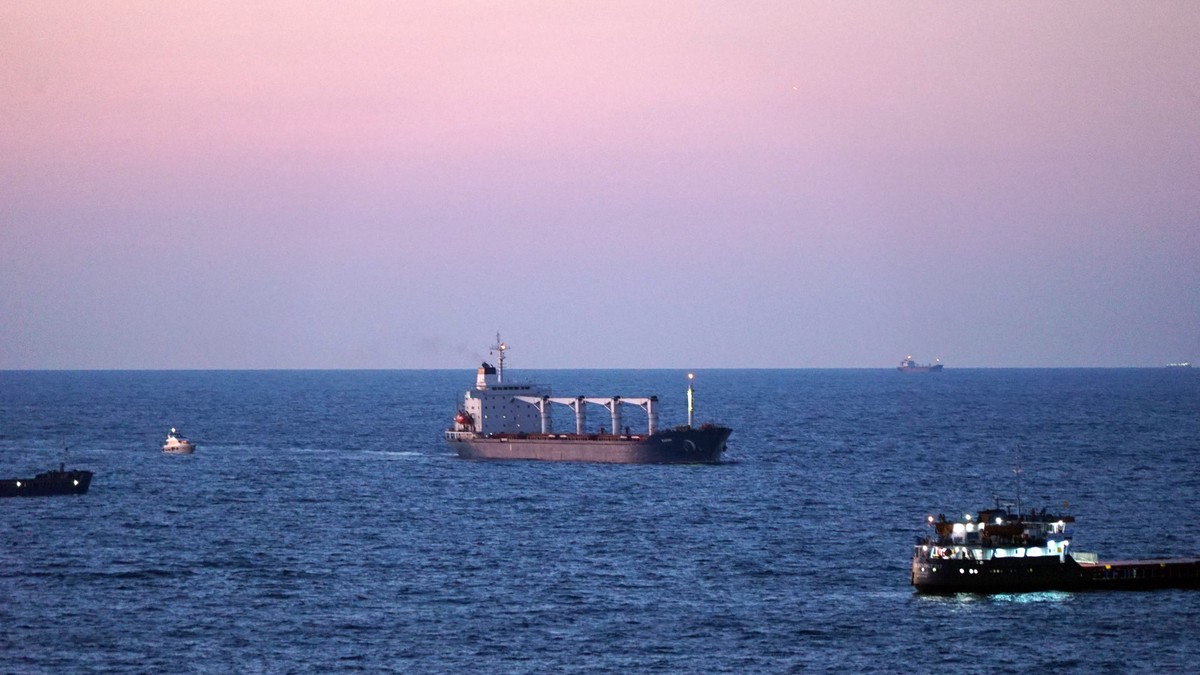 AP: В Красном море взорвался и загорелся контейнеровоз с «опасным» грузом
