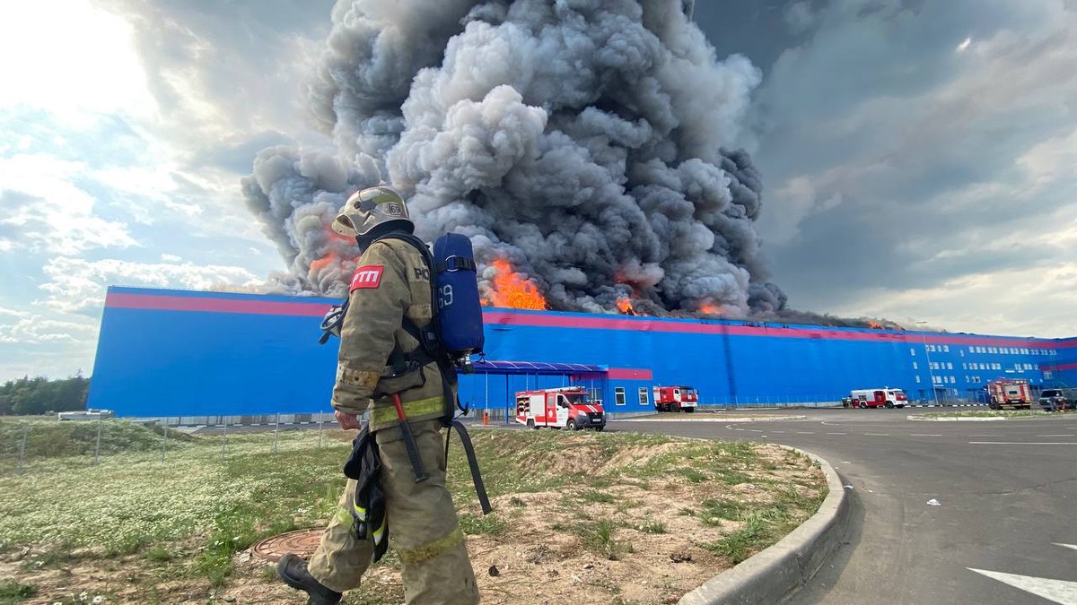 Появились кадры пожара на складе Ozon в Подмосковье
