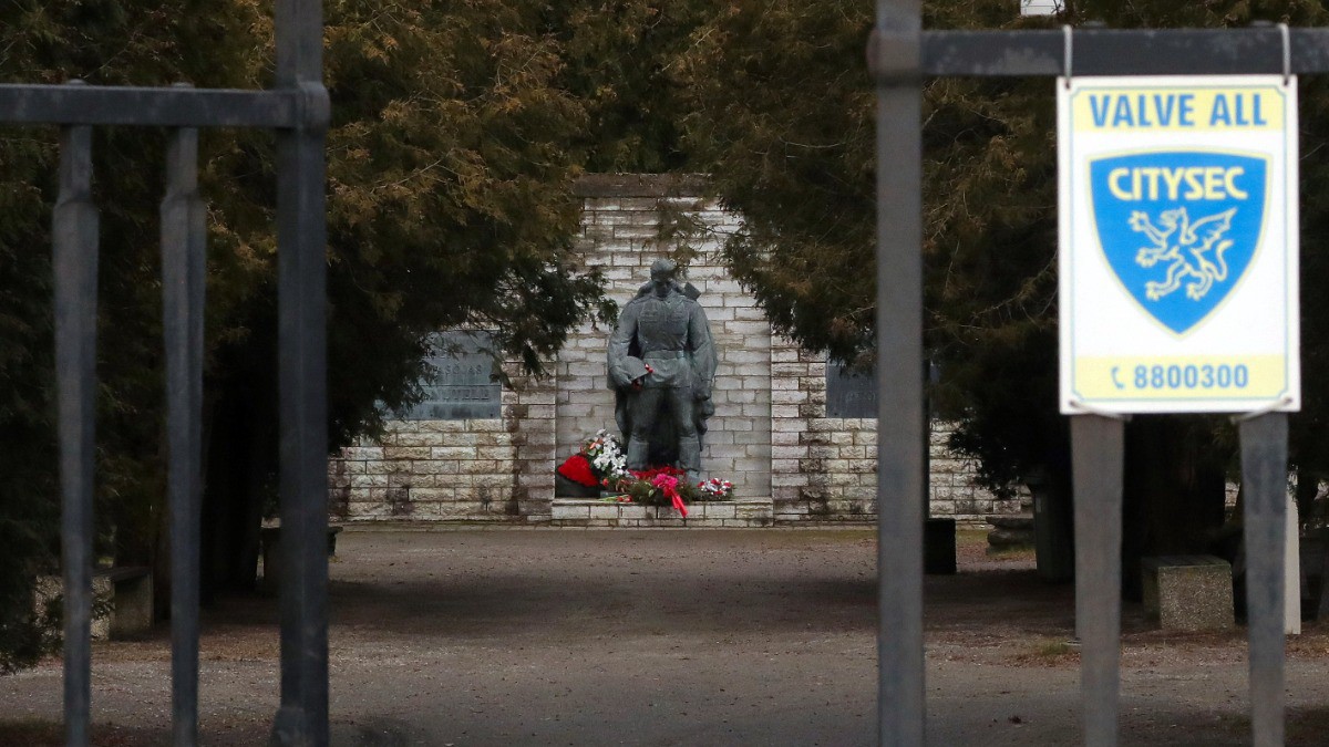 В Кремле считают возмутительным решение эстонских властей снести все советские памятники 
