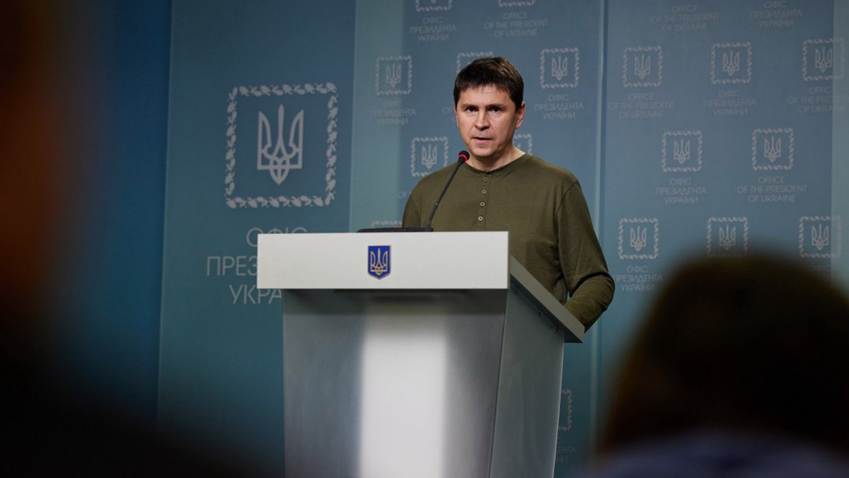Подоляк предложил лишить пособий и ВНЖ украинцев, скрывающихся от мобилизации за границей