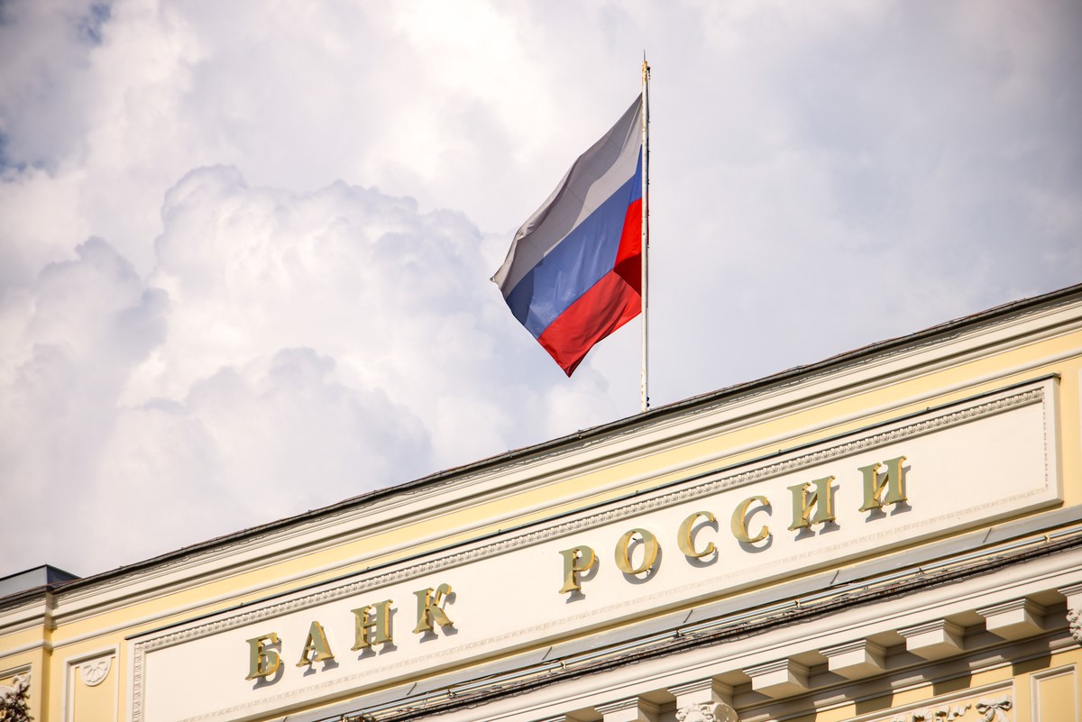ЦБ продлит ограничения на снятие наличной валюты