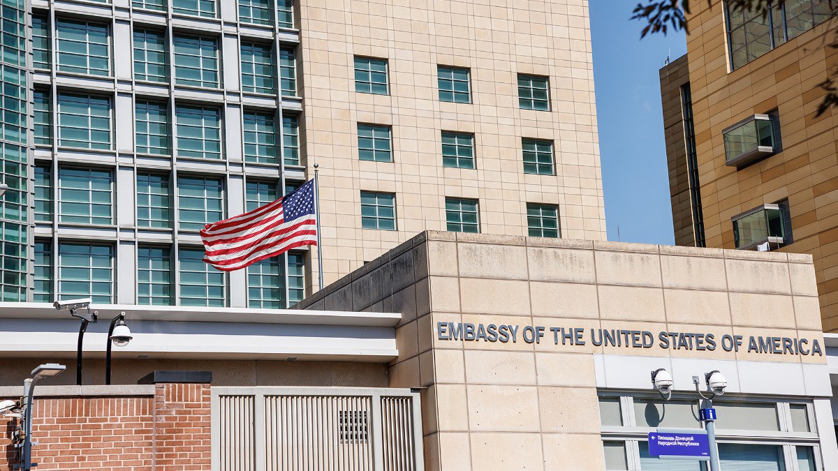 В посольстве США в Москве призывают американцев не ездить в Россию