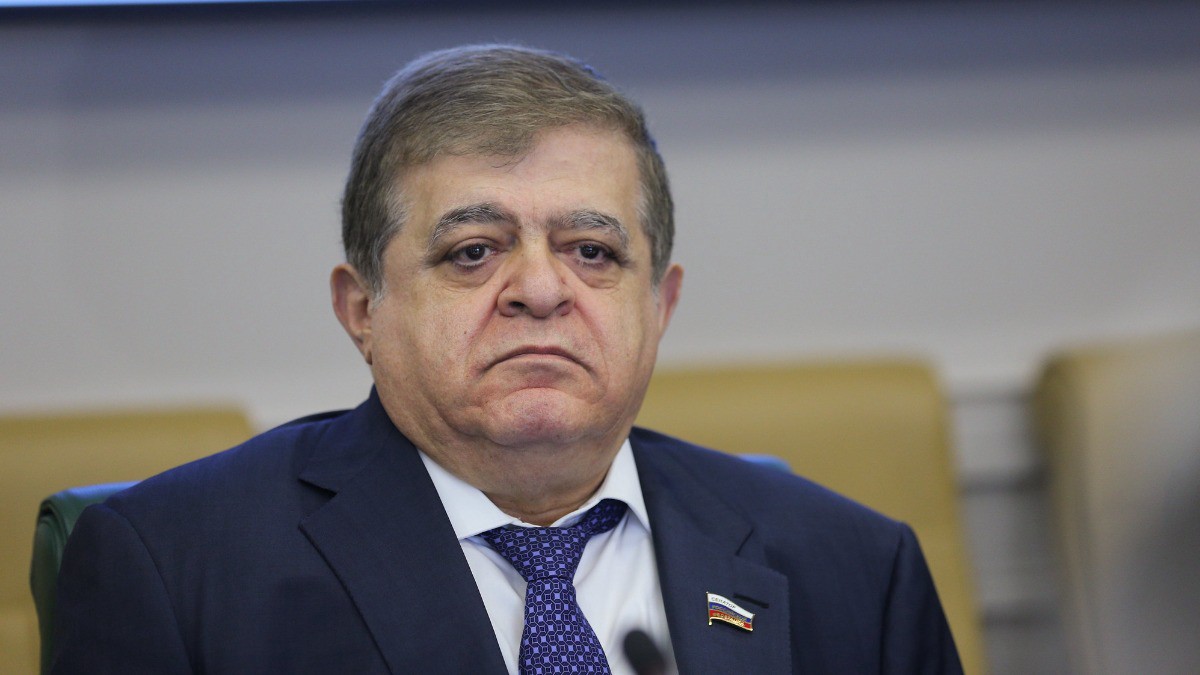 Сенатор Джабаров считает, что Макрон не может определить своё место