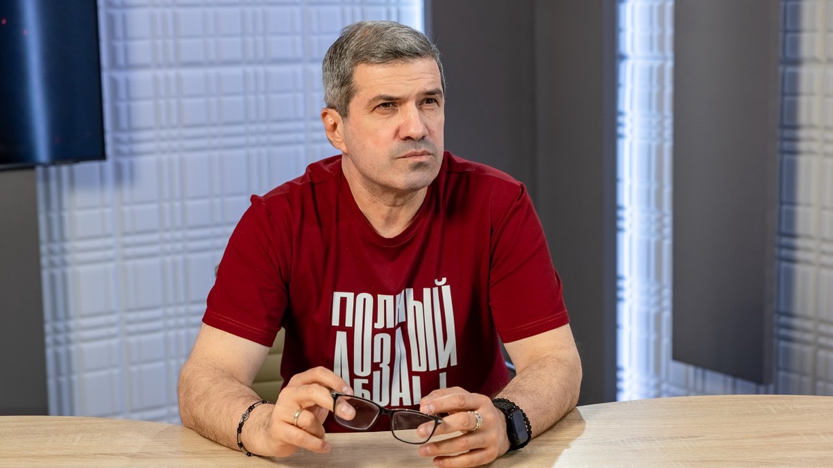 Смотрится по-идиотски: Шахназаров о бандеровской речёвке в начале спектакля Хаматовой и Белого