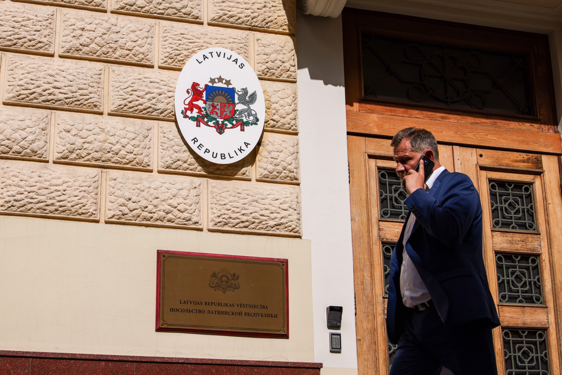 Посол РФ в Латвии: Россия подготовила ответные меры на снос памятников