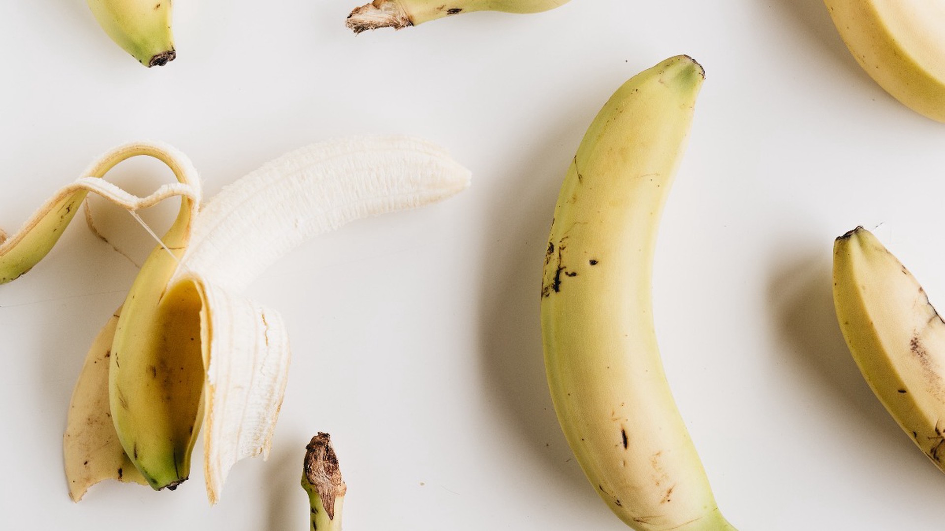 Сколько весит банан без кожуры в среднем. Кожура. Два банана в одной кожуре. Круг из бананов. ГАЗ из бананов.