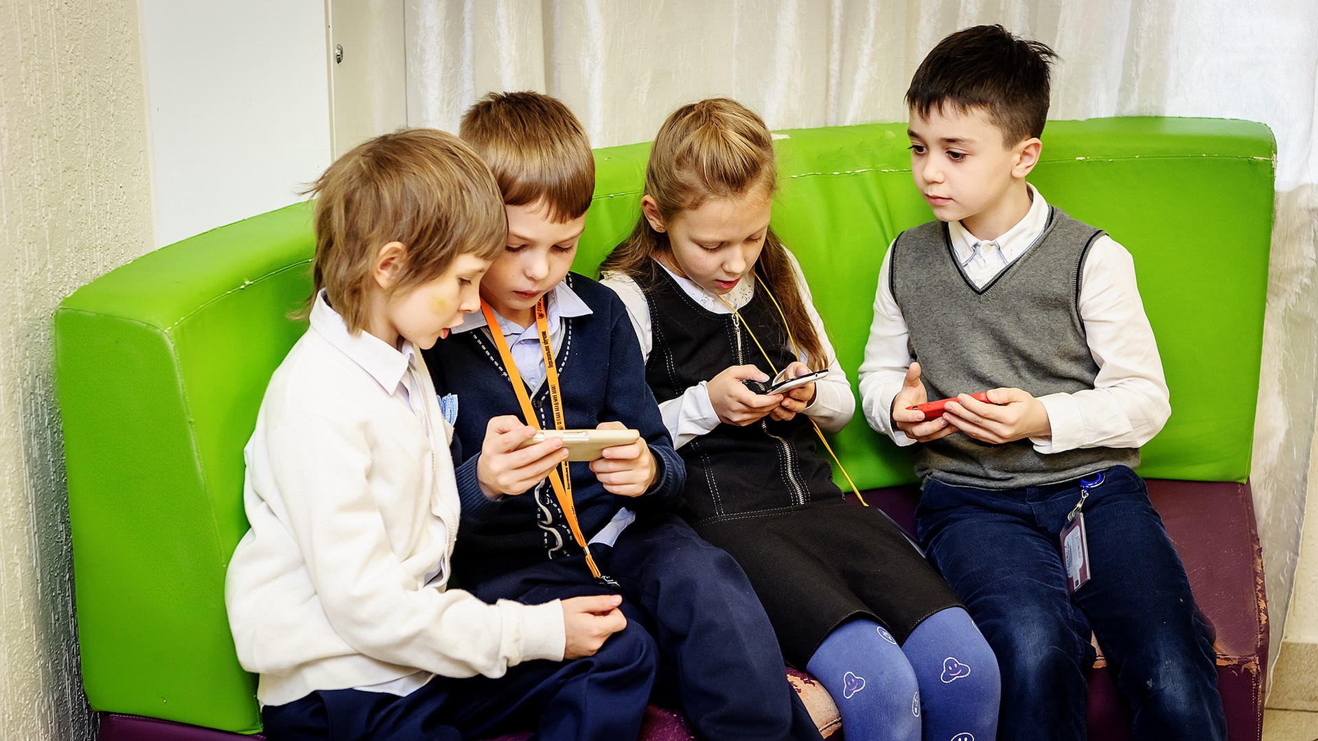 В Госдуму внесен проект об ограничении использования смартфонов в школах