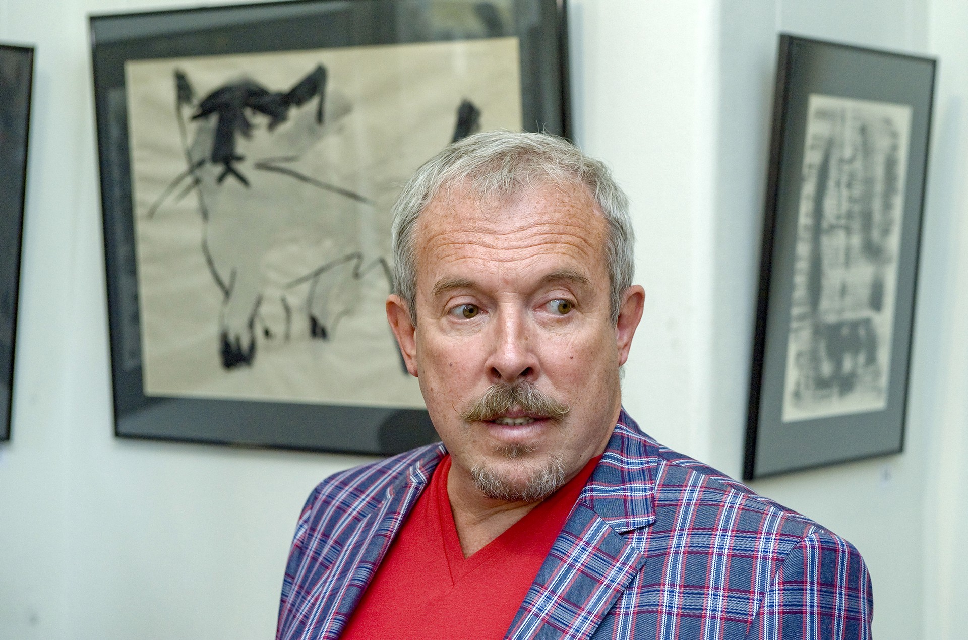 Почему Андрей Макаревич* решил заработать на голых мужчинах с пистолетами