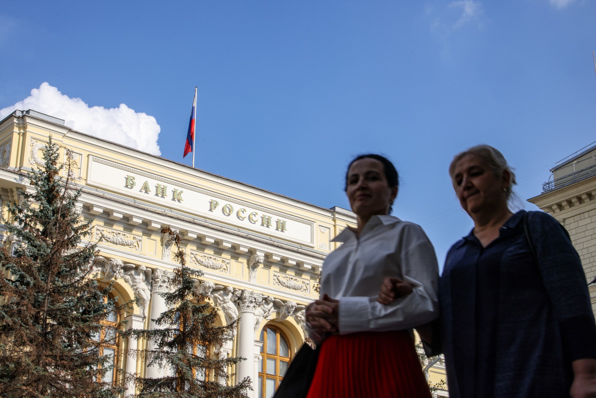 Банк России повышает ставку: стране грозят массовые социальные дефолты