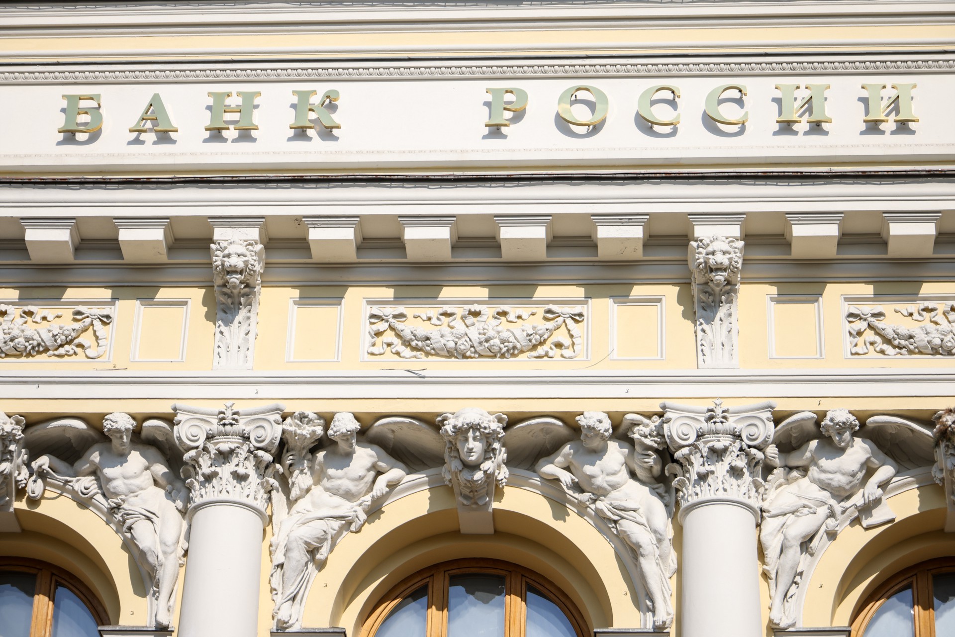 Центробанк объяснил ослабление рубля снижением продаж валюты 