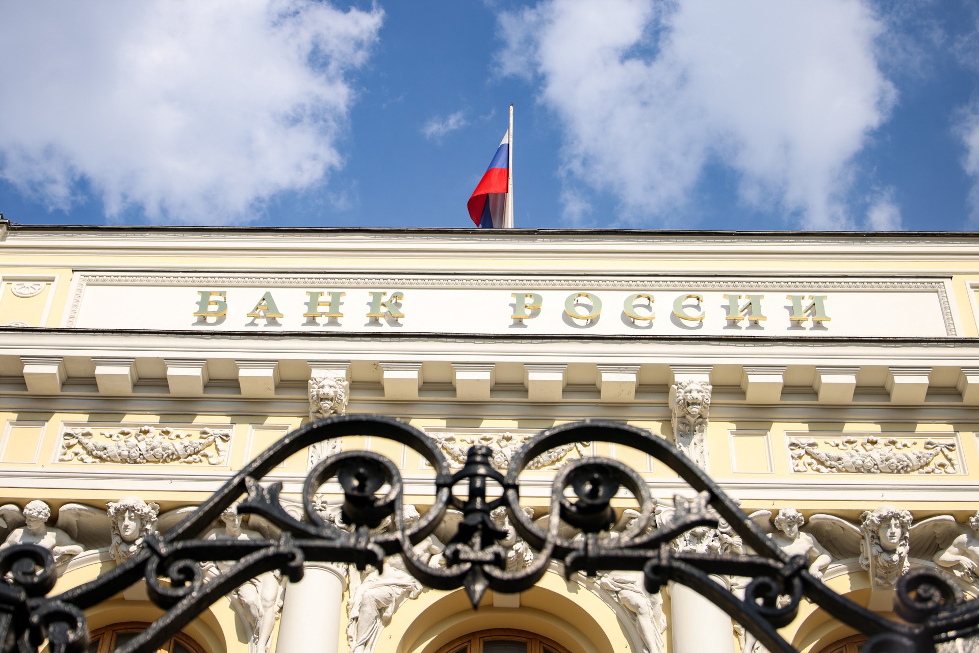 Центробанк: платёжный баланс России оказался в минусе впервые с 2020 года