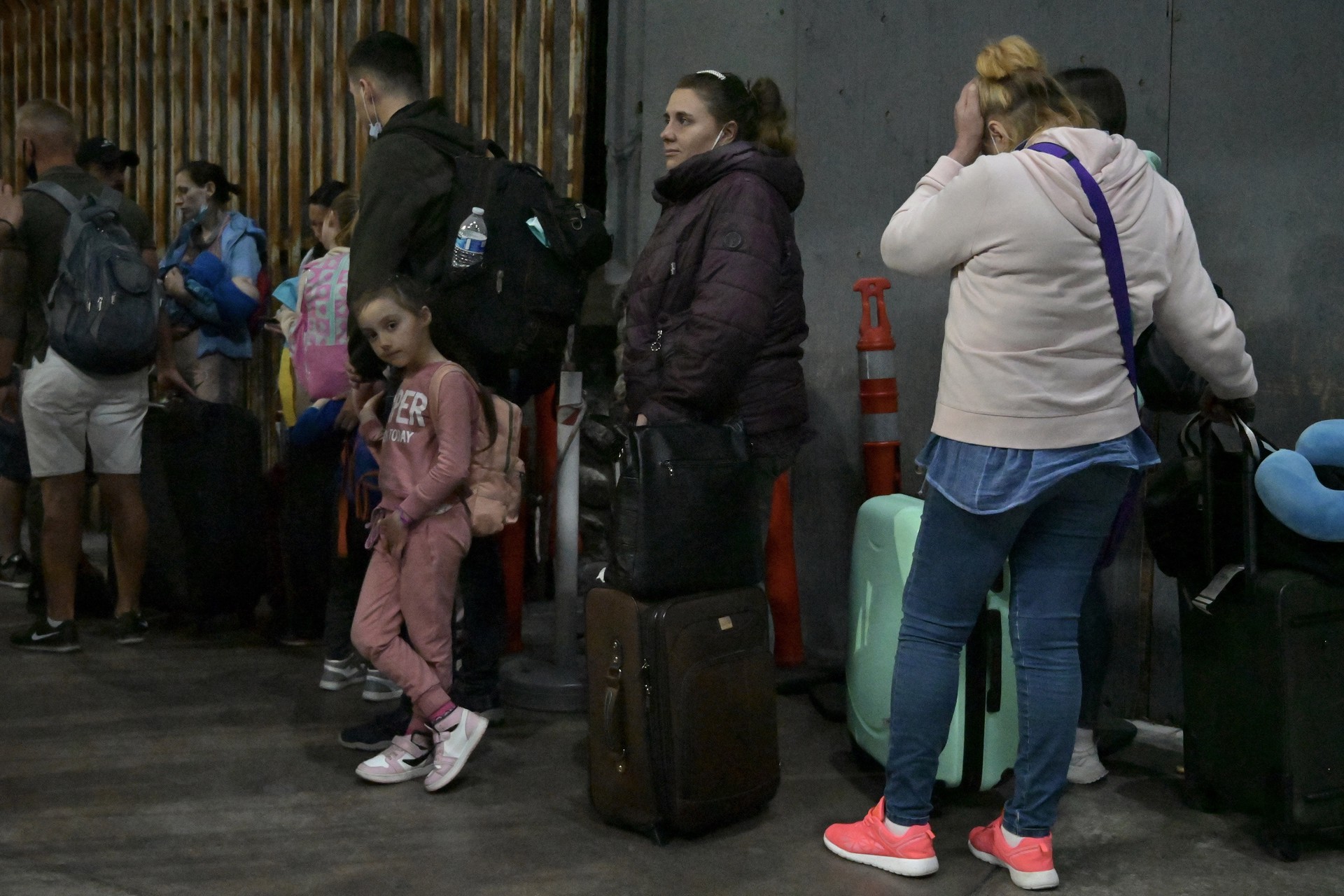 El Pais: Евросоюз отбирает украинских беженцев по расовому признаку