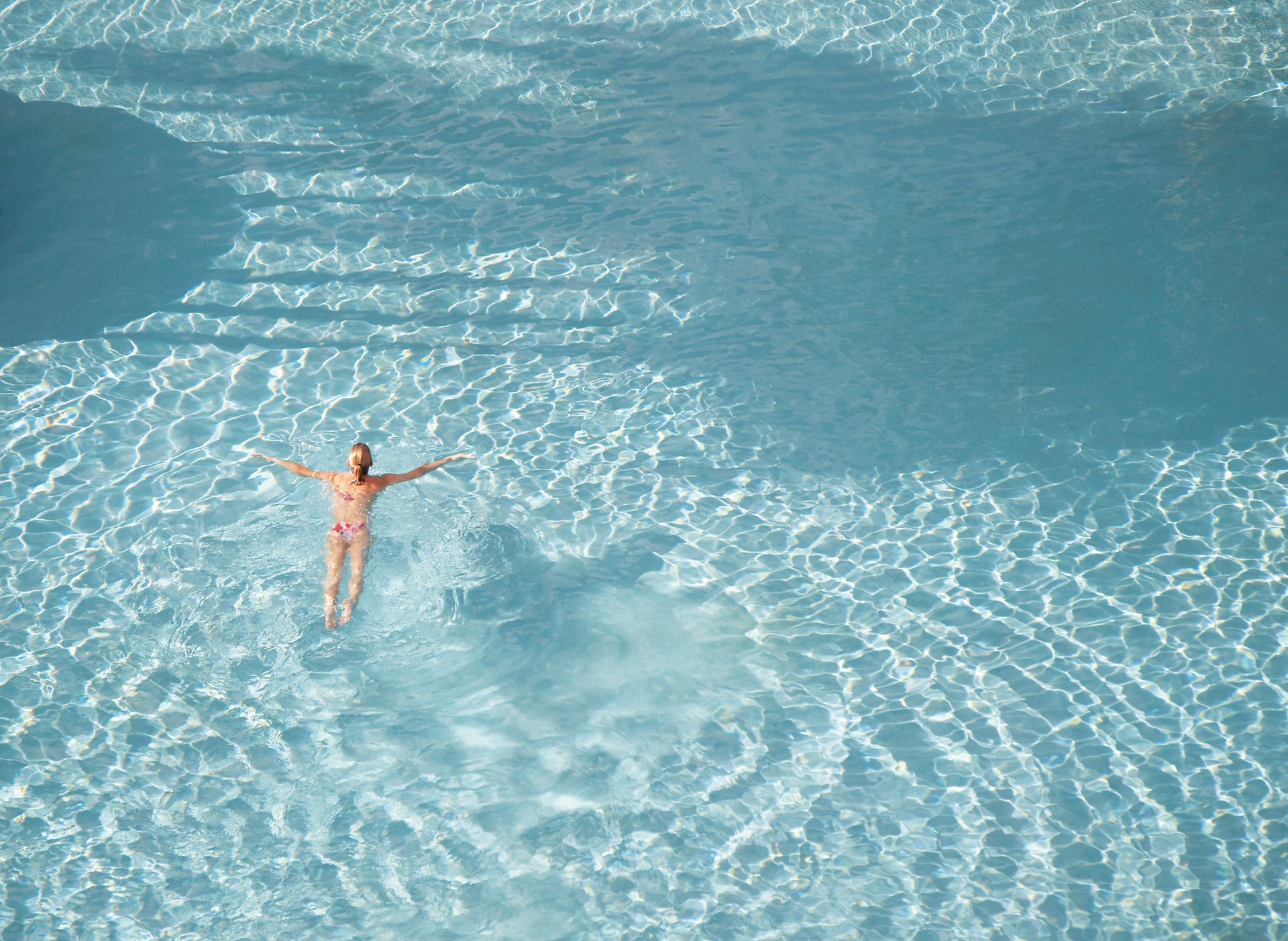 СМИ: В Каталонии женщинам разрешили плавать топлес в общественных бассейнах