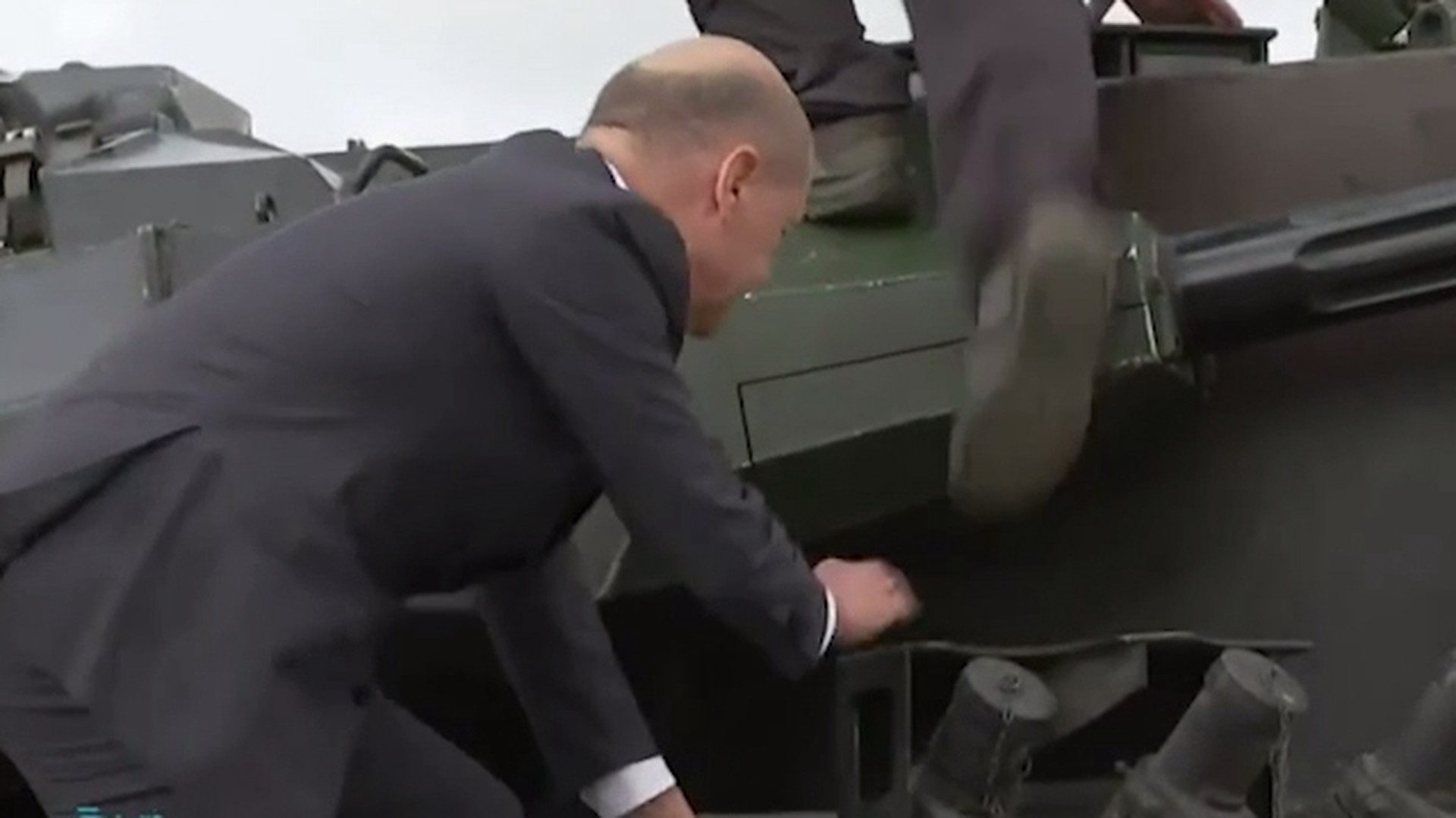 Шольц с помощью стремянки залез на ЗСУ Gepard