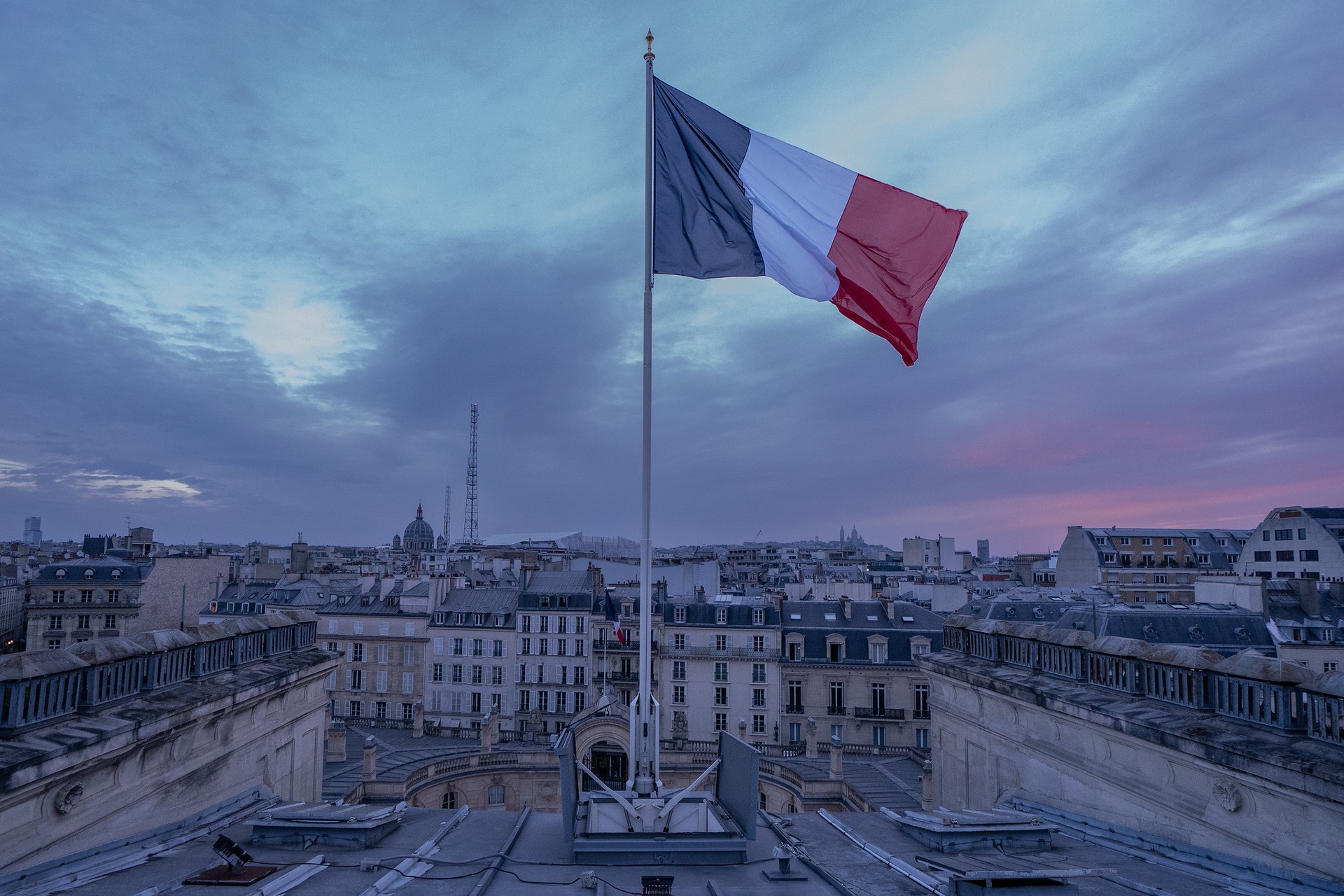 Во Франции ввели наивысший уровень террористической опасности после теракта в «Крокусе»