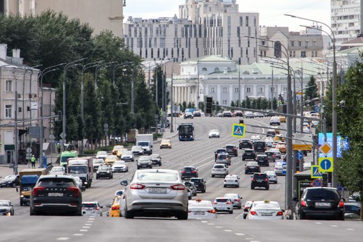 Юрист рассказал, почему автомобили уехавших из России не изымут