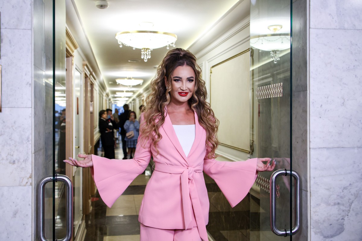 Бузова похвалилась, что ей хватает пары часов для записи песни