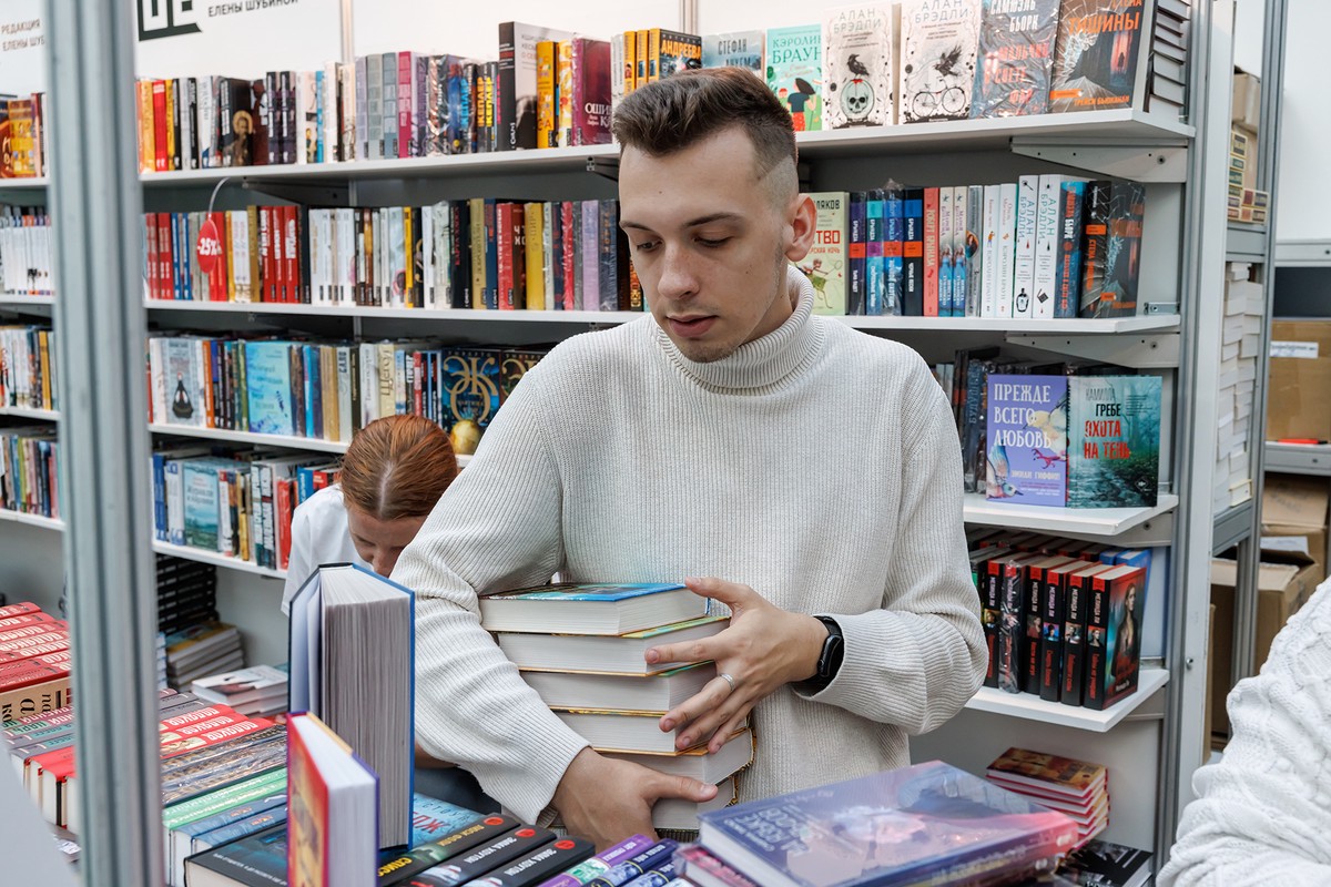 В издательстве «Глагол» вышел роман Аурена Хабичева «Пойди, напугай бабушку» 